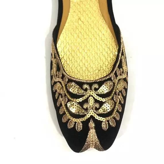Walwet embroidery khussa